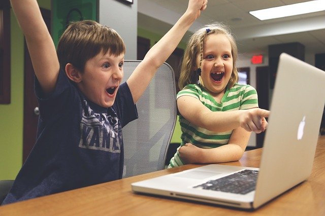 パソコンを見て喜ぶ子供達